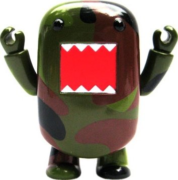 Camo Domo Qee figure by Dark Horse Comics, produced by Toy2R. Front view.