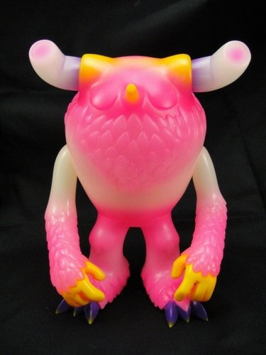Musyubel - Dream Lizard, GID figure by Kaijin, produced by One-Up. Front view.