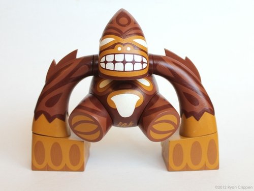 Totem Smash figure by Reactor-88. Front view.