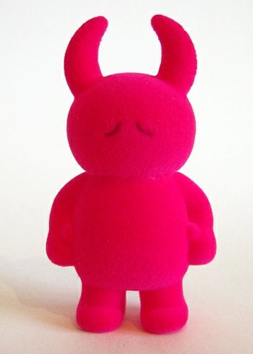 Winter Sleep Uamou - Flocked Dark Pink figure by Ayako Takagi, produced by Uamou. Front view.