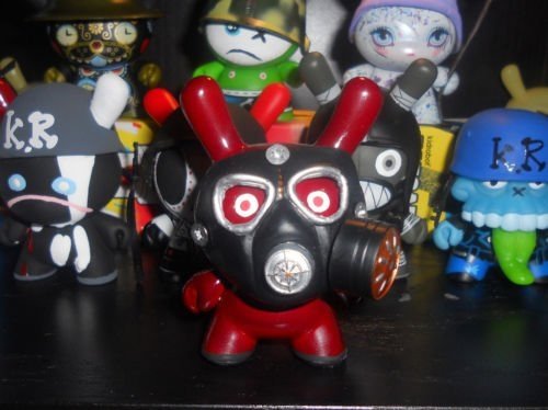 DUNNY HELMET HEADS  figure by Shawn Wigs, produced by Kidrobot - Custom. Front view.