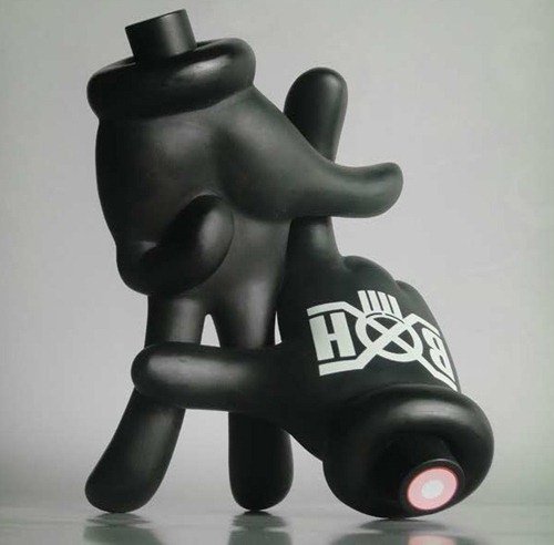 LA Hands - SDCC figure by Bxh X Dissizit, produced by Bounty Hunter (Bxh). Front view.