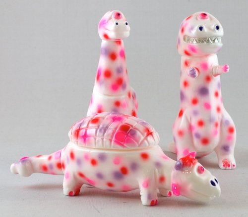 Dots Dinos Pink figure by D-Lux, produced by Rampage Toys. Front view.