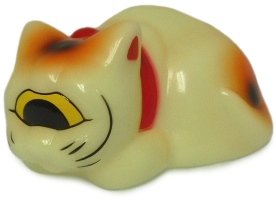 Sleeping Fortune Cat - GID figure by Mori Katsura, produced by Realxhead. Front view.