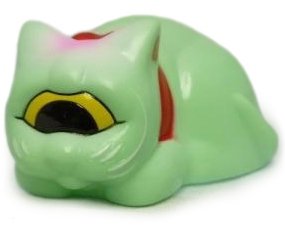 Sleeping Fortune Cat - Mint figure by Mori Katsura, produced by Realxhead. Front view.