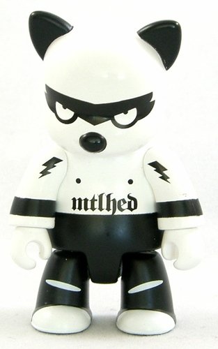 Qeezer Cat BW figure by Nic Brand, produced by Toy2R. Front view.
