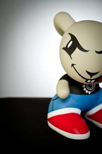 Blink-182 – Bunny Series 1 figure by Maxx242, produced by Tsurt. Front view.