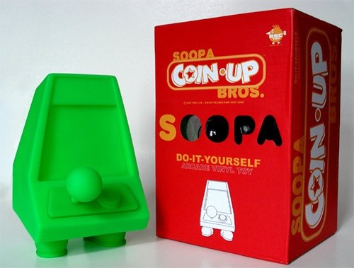Soopa Coin-Up Bros figure by Erick Scarecrow, produced by Esc-Toy. Front view.