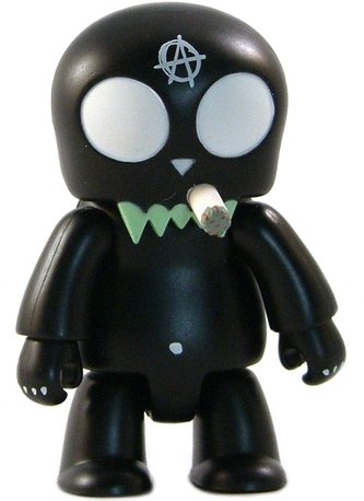 Anarqee Black Toyer Qee figure by Frank Kozik, produced by Toy2R. Front view.