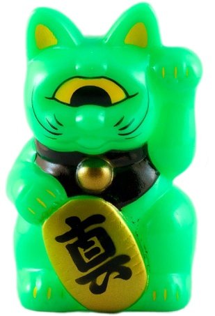 Green Mini Fortune Cat figure by Mori Katsura, produced by Realxhead. Front view.