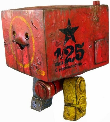 Little Red Square figure by Ashley Wood, produced by Threea. Front view.