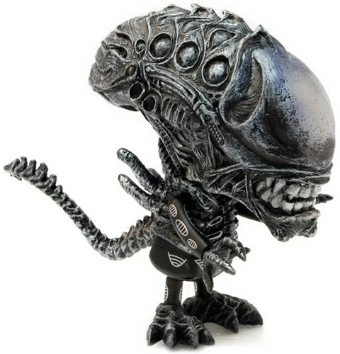 Alien figure, produced by Hot Toys. Front view.