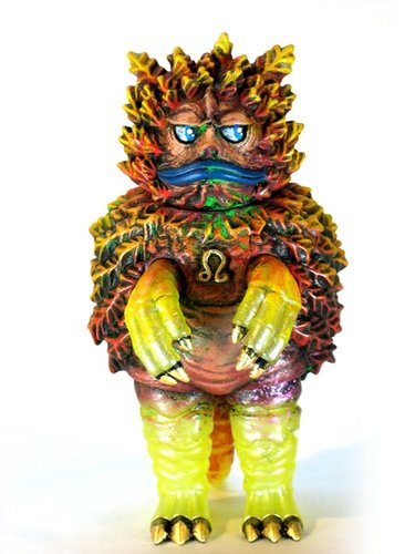 Golden Taloned Garamon figure by Leecifer. Front view.