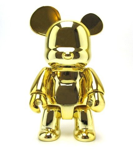 7 Bear Qee - Gold figure, produced by Toy2R. Front view.