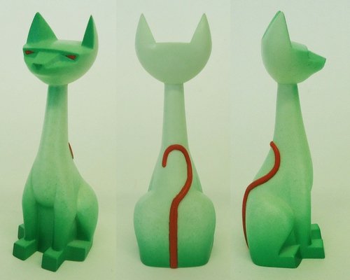 Green Siamese Tuttz  figure by Eric Nocella Diaz, produced by Argonaut Resins. Front view.