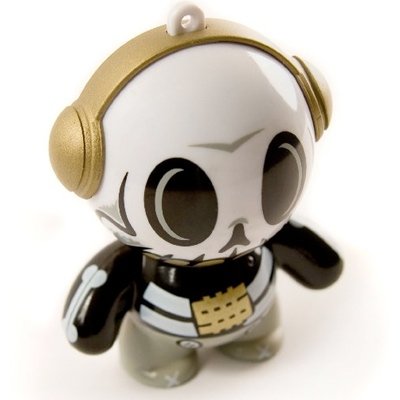Headphonies figure by Jeremy Madl (Mad), produced by Mobi. Front view.