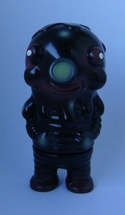 Pocket Globby - Black Green/ Purple Spray figure by Bwana Spoons, produced by Gargamel. Front view.