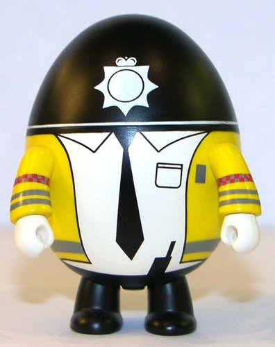 Policeggman figure by Alex Amelines, produced by Toy2R. Front view.