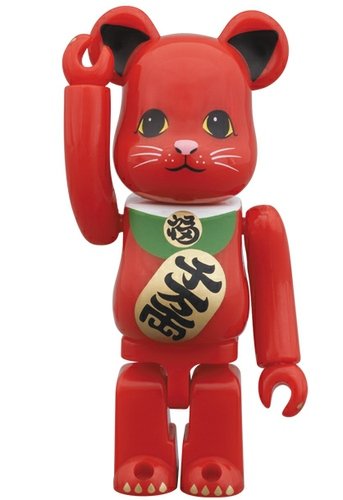 Maneki Neko Be@rbrick 100% - Beckoning Cat Red figure, produced by Medicom Toy. Front view.