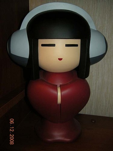 Geisha Red figure, produced by Tokyoplastic. Front view.