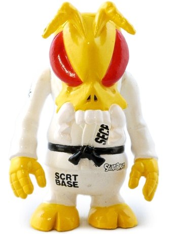 Karate Skull Bee figure by Secret Base, produced by Secret Base. Front view.