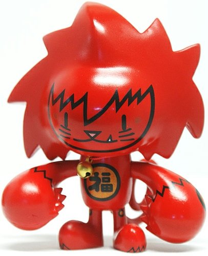Lucky Cat Spiki - Red figure by Nakanari, produced by Kuso Vinyl. Front view.