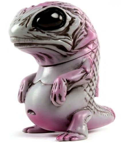 Blushing Snybora figure by Chris Ryniak, produced by Squibbles Ink + Rotofugi. Front view.