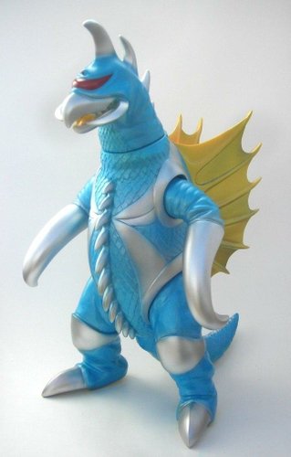 Gigan figure, produced by Marmit. Front view.