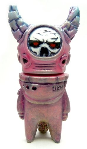 Daydreamer - Skullin figure by Zukaty. Front view.