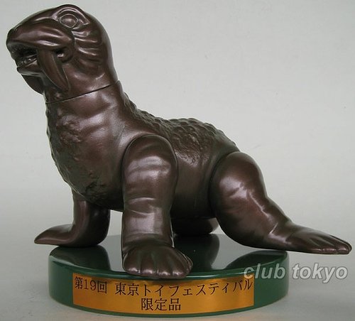 Todola Bronze figure by Yuji Nishimura, produced by M1Go. Front view.