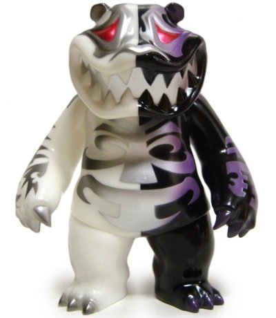 Mad Panda - Half & Half figure by Hariken, produced by Tttoy. Front view.