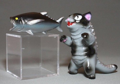 Kaiju Negora with Big Fish - Hyper Hobby Japan exclusive figure by Konatsu X Max Toy Co., produced by Max Toy Co.. Front view.
