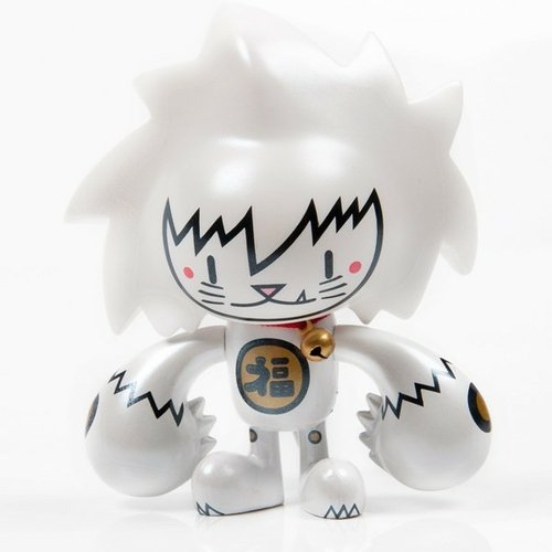 Lucky Cat Spiki - White figure by Nakanari, produced by Kuso Vinyl. Front view.