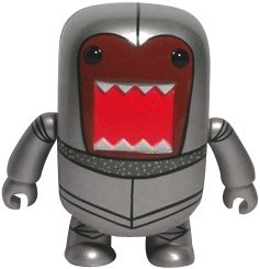 Knight Domo Qee figure by Dark Horse Comics, produced by Toy2R. Front view.