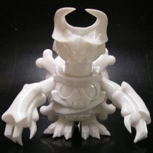Skuttle X - All White figure by Touma, produced by Toumart. Front view.