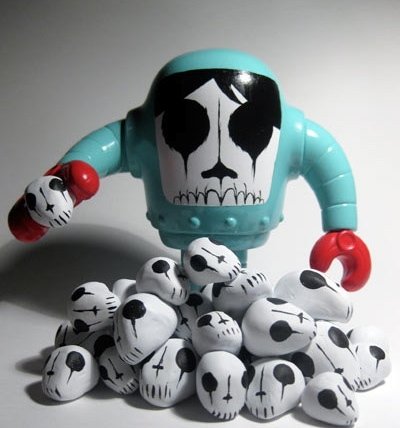 Skulls For Days figure by Ritzy Periwinkle. Front view.