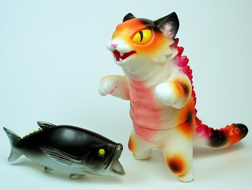 Kaiju Negora with Big Fish - Max Toy exclusive figure by Mark Nagata, produced by Max Toy Co.. Front view.