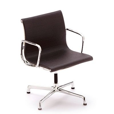 Aluminum Chair figure by Charles And Ray Eames, produced by Reac Japan. Front view.