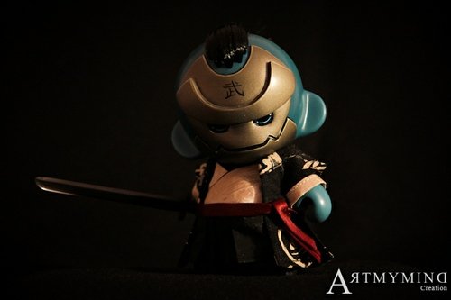 MUNNY figure by Artmymind. Front view.