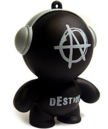 Anarchy figure by Frank Kozik, produced by Mobi. Front view.