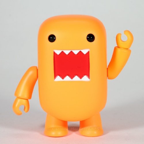 Orange Blacklight Domo Qee figure by Dark Horse Comics, produced by Toy2R. Front view.