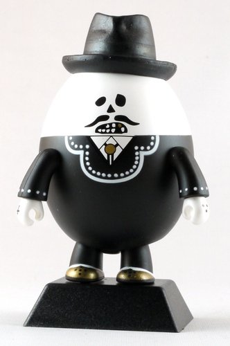 Cholo Egg figure by Tacoz, produced by Toy2R. Front view.