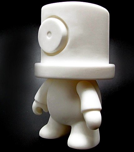 Mini Qee Sprayee figure, produced by Toy2R. Front view.