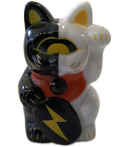 Mini Fortune Cat - Black/White Split figure by Mori Katsura, produced by Realxhead. Front view.