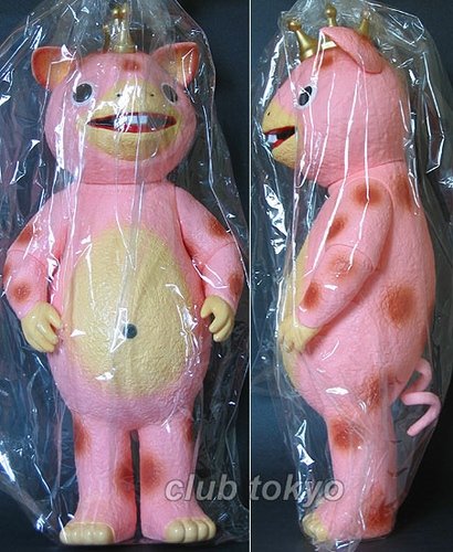 Giant Booska Pink figure by Yuji Nishimura, produced by M1Go. Front view.