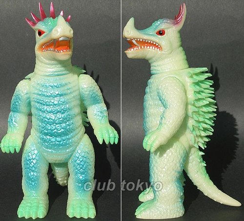 Angilas Glow Show Exclusive figure by Yuji Nishimura, produced by M1Go. Front view.