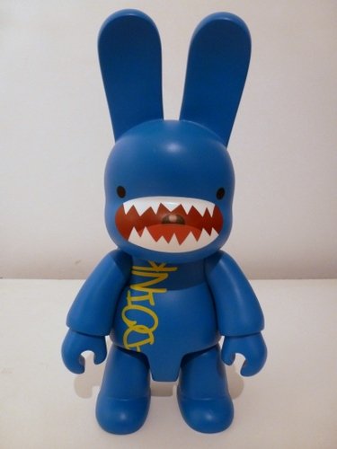 Bunnie Qee Blue Doink Fiesta figure by Doink, produced by Toy2R. Front view.