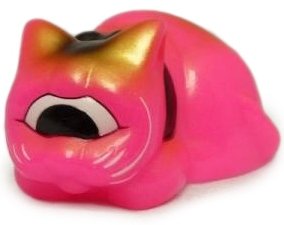 Sleeping Fortune Cat - Pink figure by Mori Katsura, produced by Realxhead. Front view.