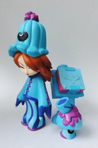 Suketchi Mama - Blue figure by Erick Scarecrow, produced by Esc-Toy. Front view.