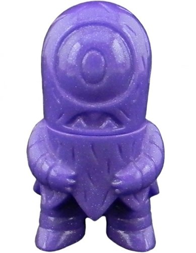 Micro Helper - SDCC 2011 figure by Tim Biskup, produced by Gargamel. Front view.